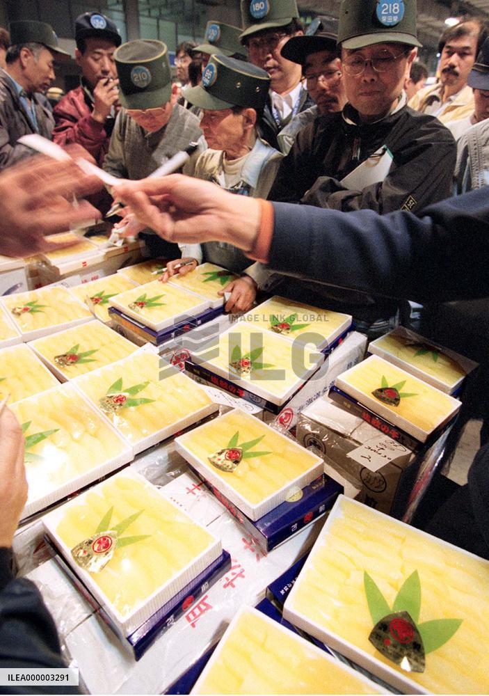 Season's first herring roe auction starts in Osaka