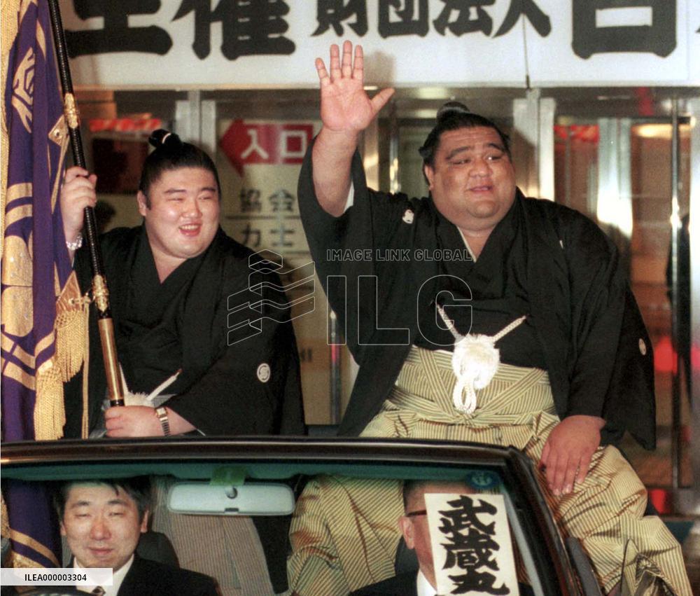 Musashimaru acknowledges cheers after winning championship