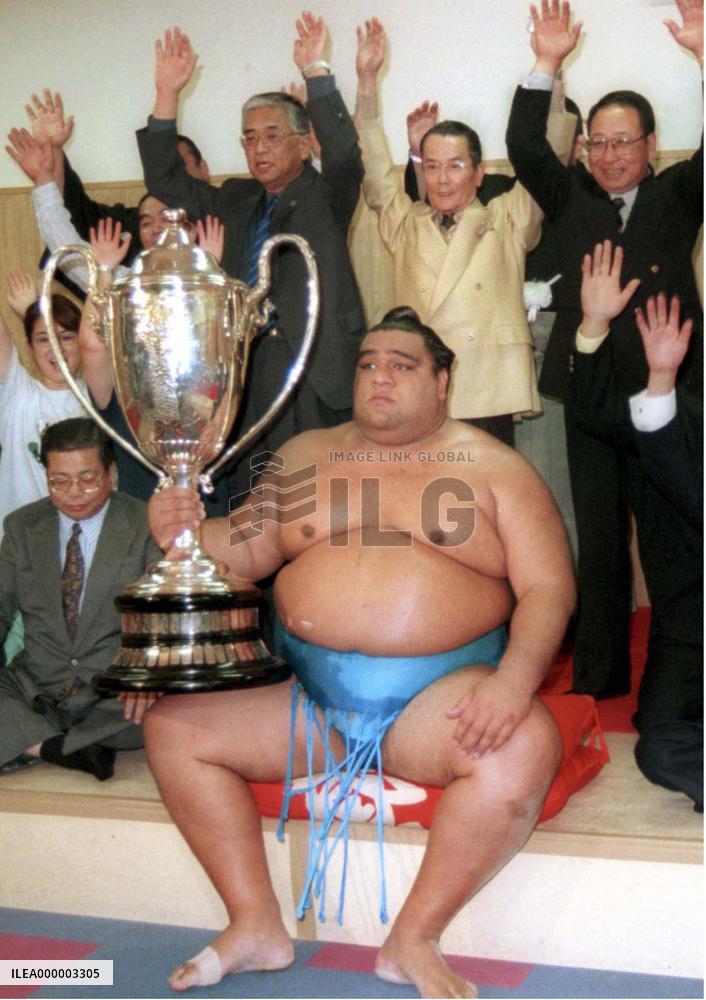Musashimaru captures championship in Kyushu sumo tourney