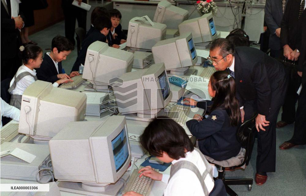 Obuchi visits schools to tout education reform