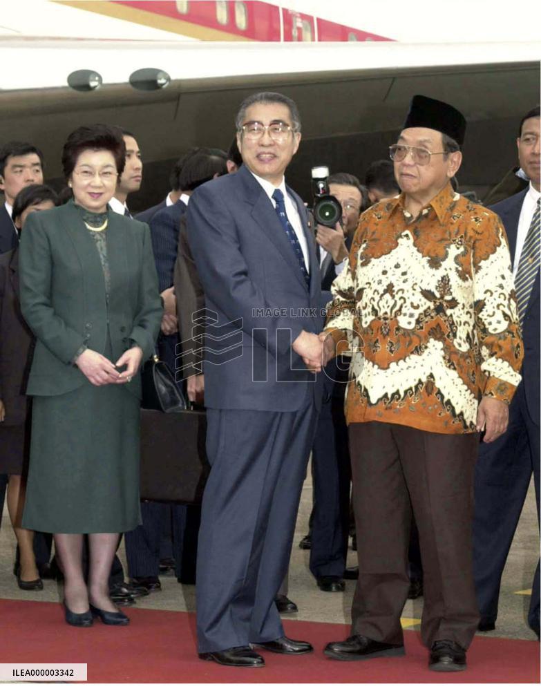 Obuchi greeted by Wahid