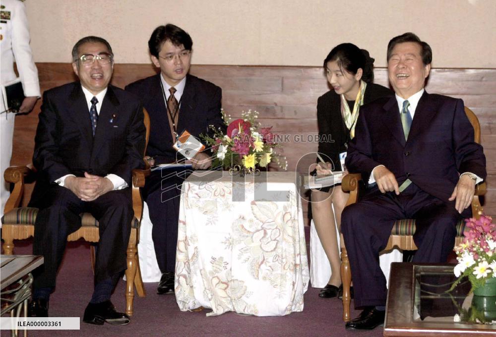 Obuchi holds talks with South Korea's Kim in Manila+