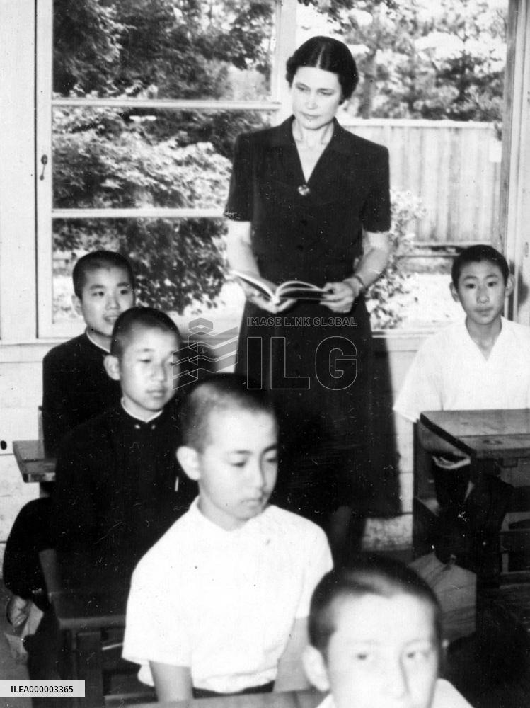 Emperor's teacher Elizabeth Vining dies at 97