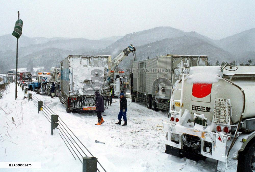 4 injured in pileup on Tohoku expressway
