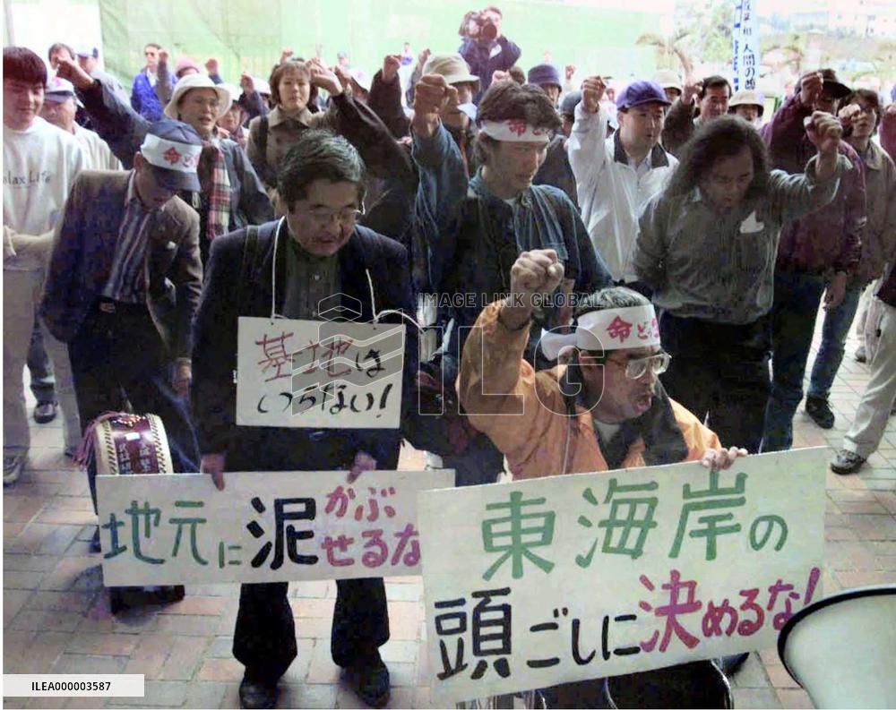 Nago citizens march to protest mayor's decision on military heli