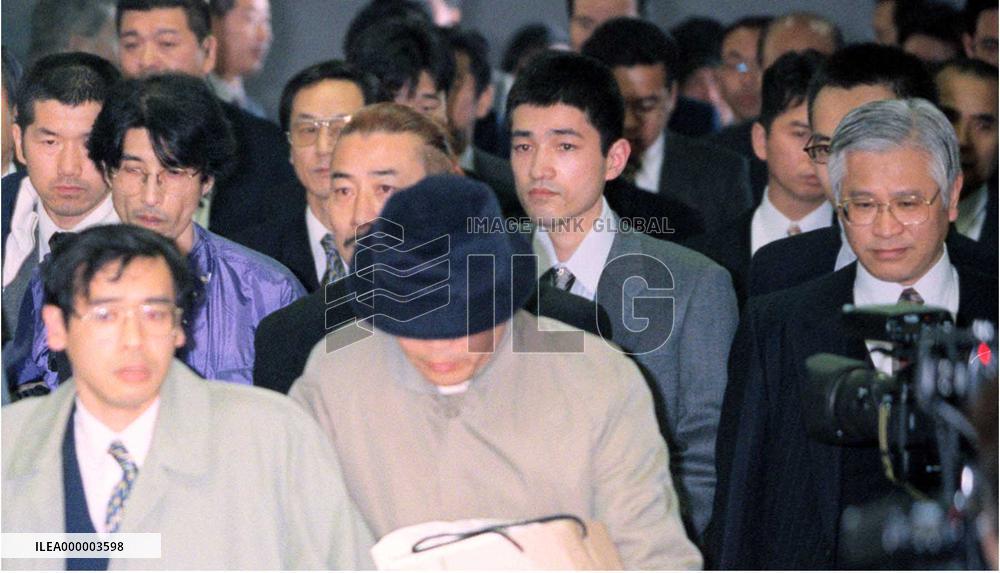 Cult's No. 2 man flies into Tokyo