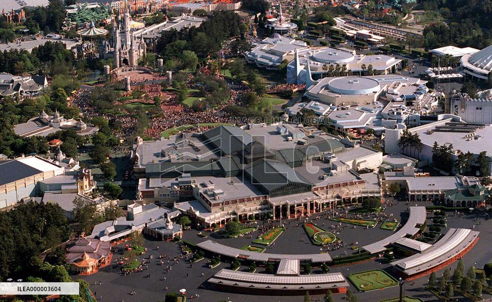 Tokyo Disneyland world's most-visited theme park in 1999