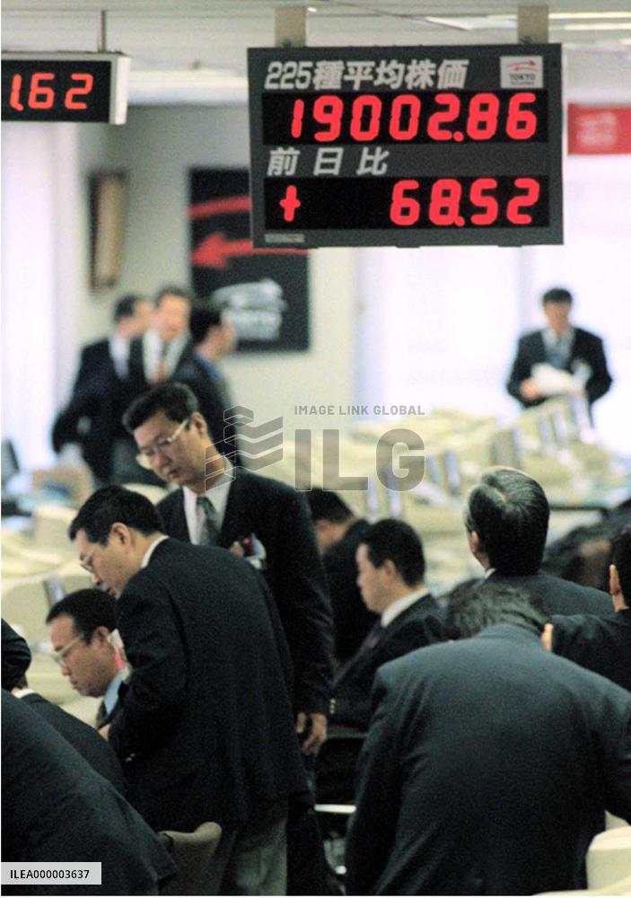 Nikkei closes above 19,000 for first time in 28 months