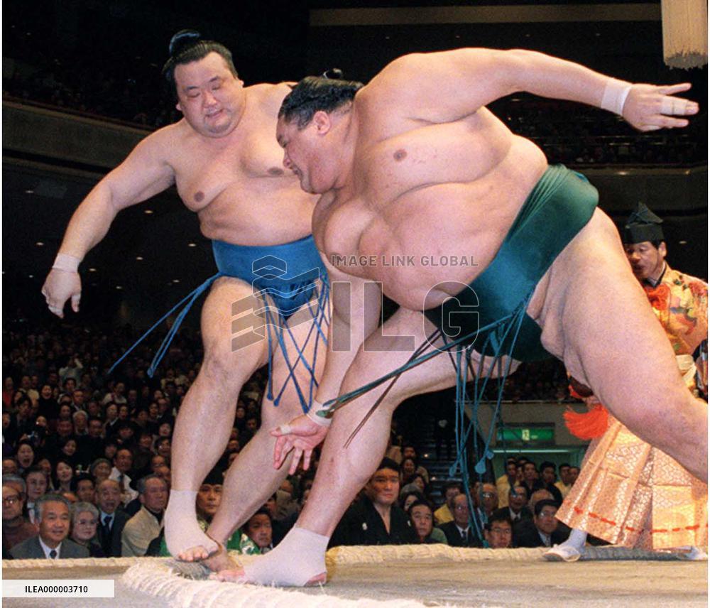 Akebono stays unbeaten