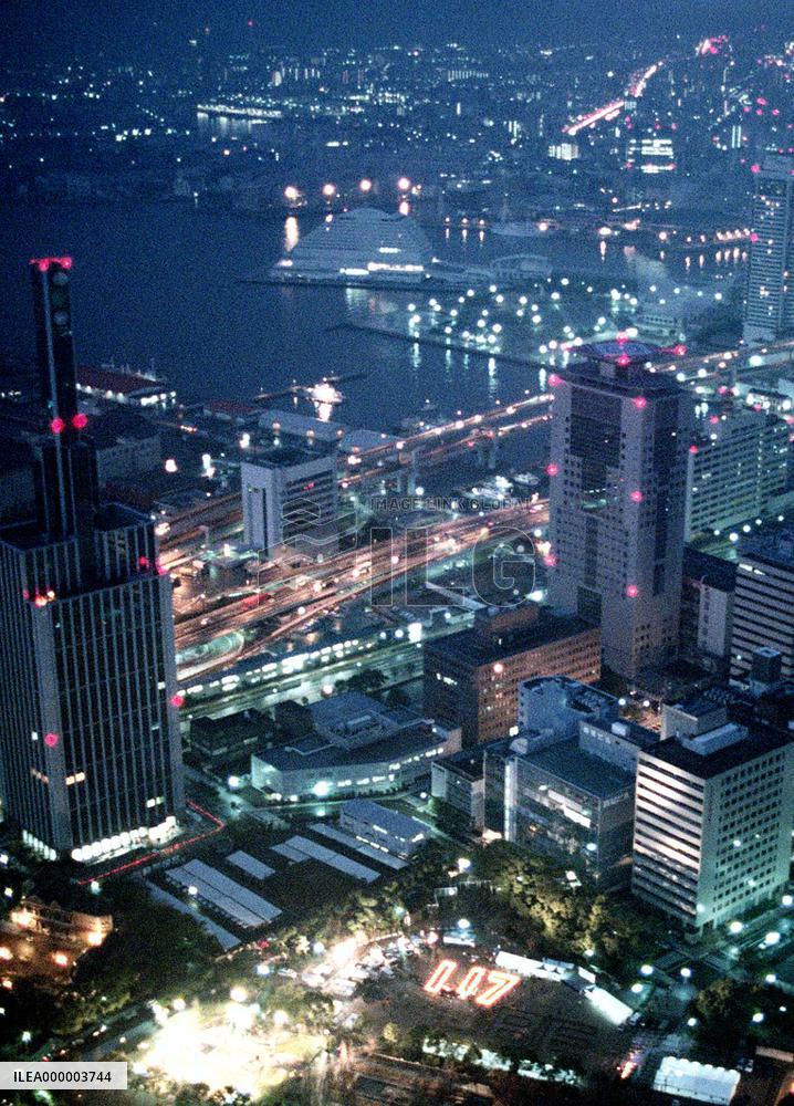 People mourn Kobe quake victims in candlelight