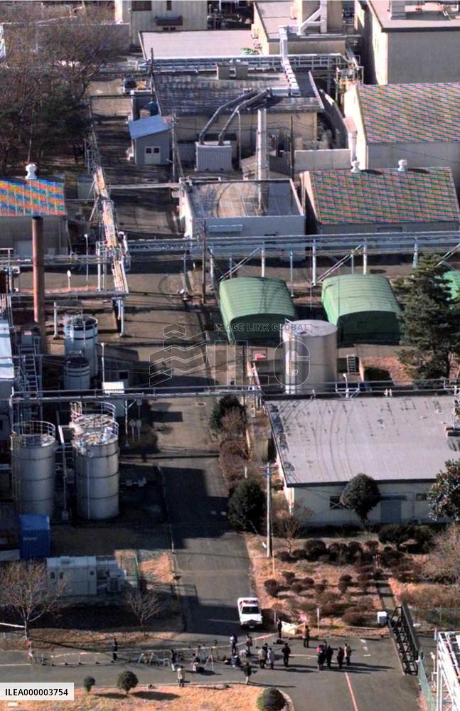 Police inspect JCO conversion test building in Tokaimura