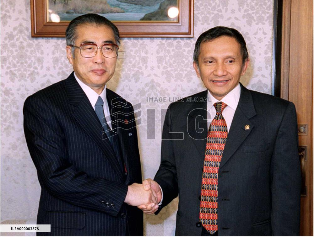 Premier Obuchi meets Indonesian assembly speaker Amien Rais