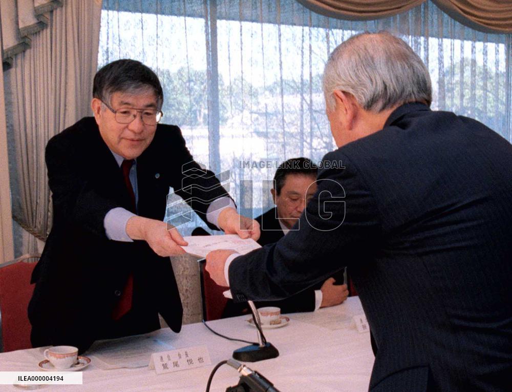 Rengo's Washio submits wage hike demand to Nikkeiren