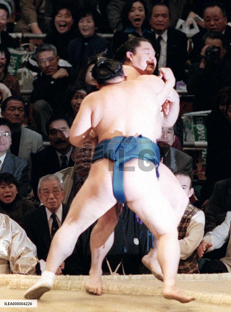 Yokozuna Wakanohana suffers 2nd loss