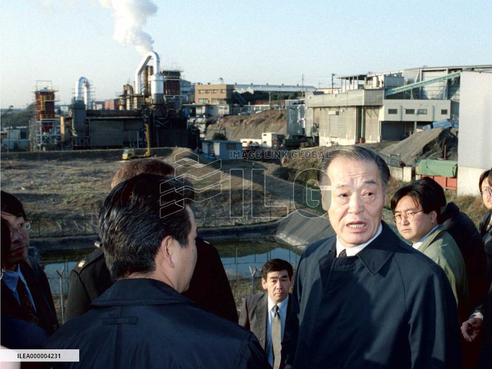 Kawara inspects U.S. base to study dioxin pollution