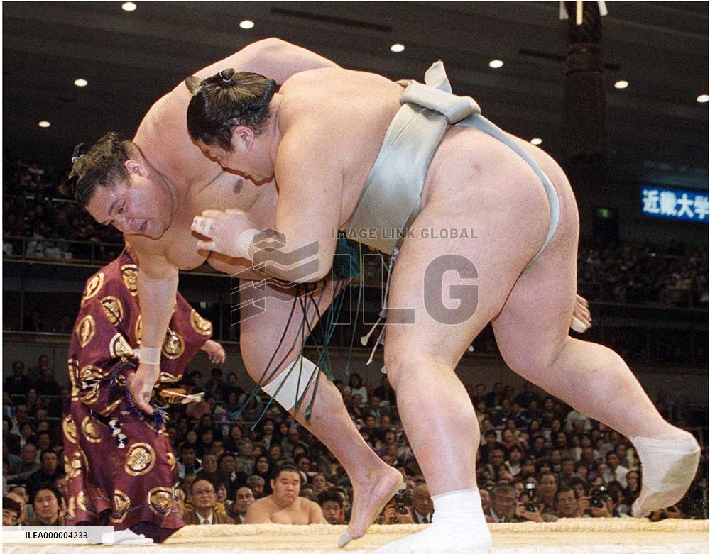 Musoyama remains unbeaten at Spring sumo