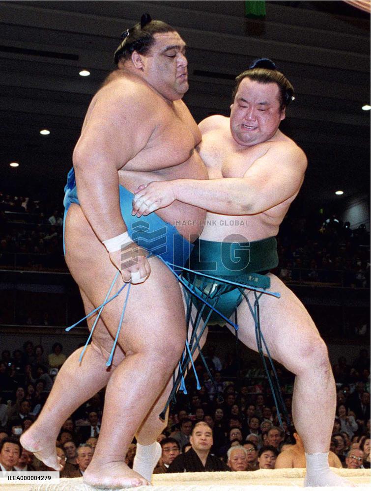 Takanonami marches Musasimaru out