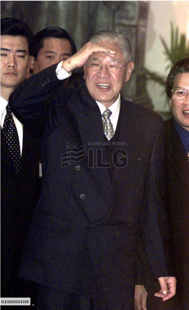 Taiwan's Lee resigns as KMT party leader after election defeat