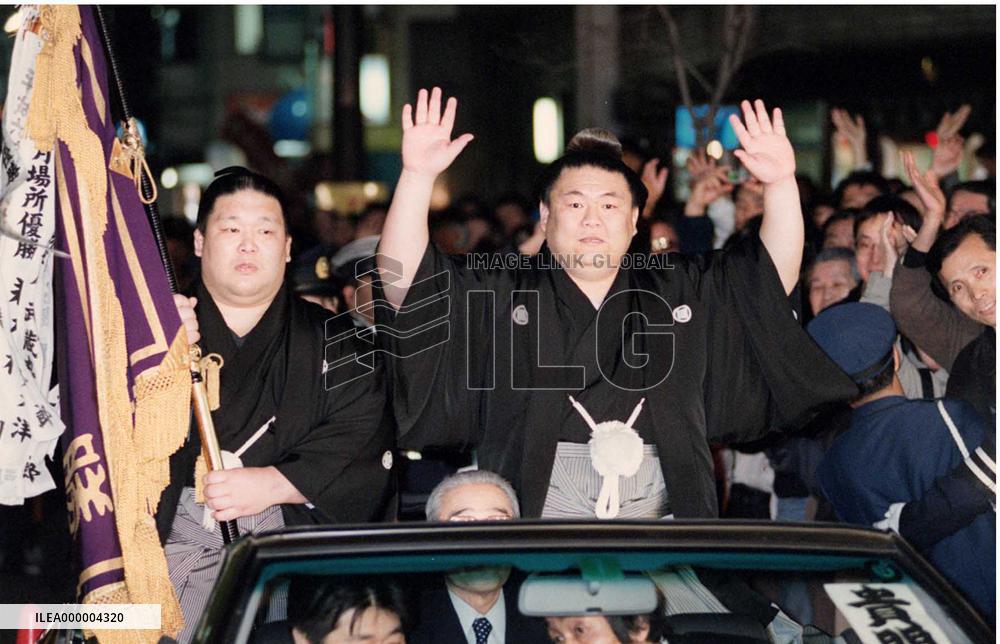 Takatoriki greets sumo fans for victory parade