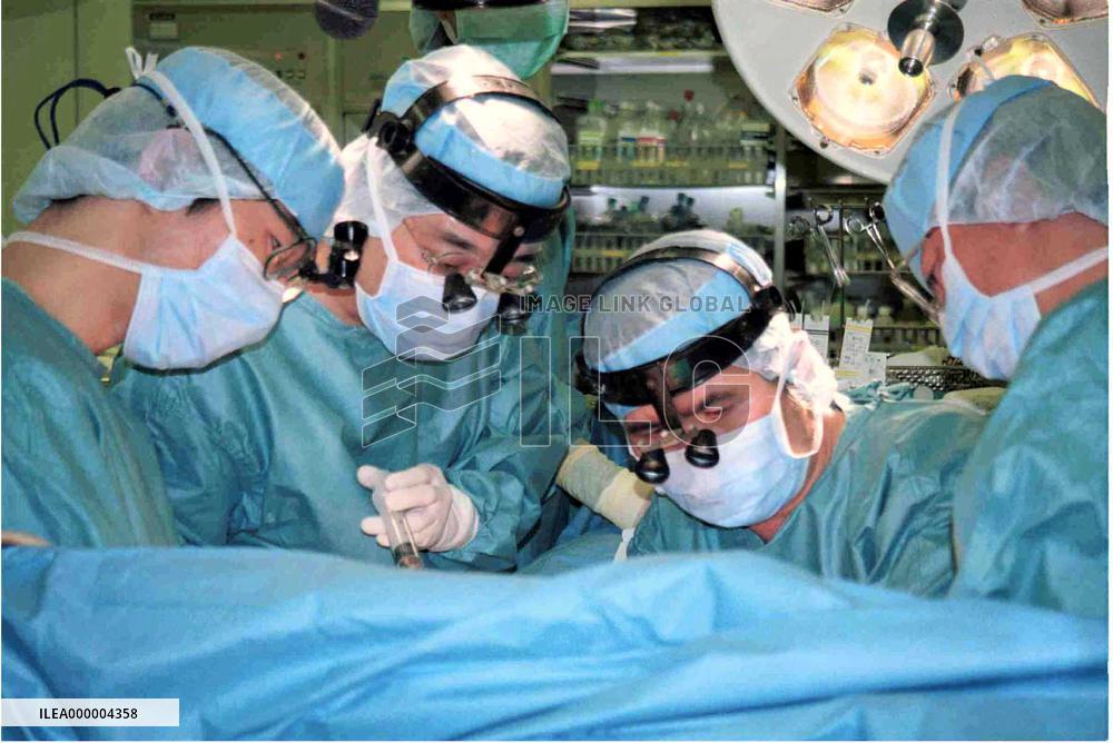 Kyoto doctors conduct liver transplant on 6-year-old girl