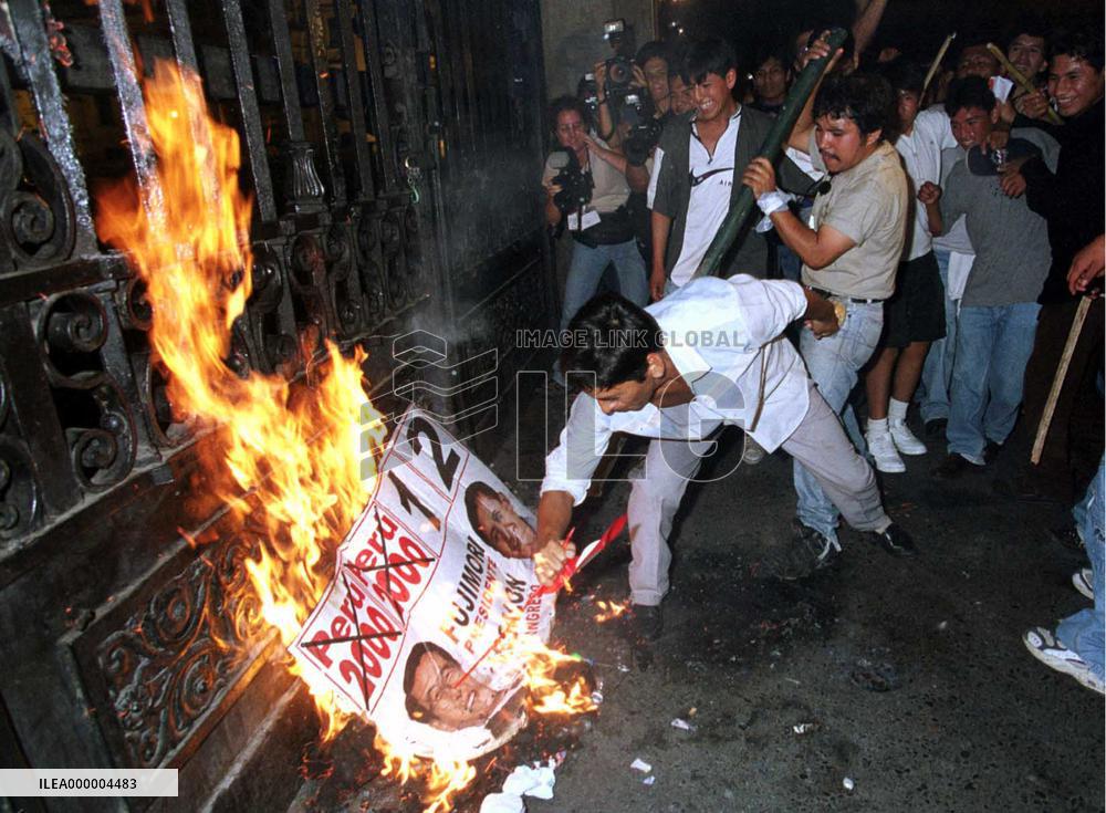 Toledo supporters burn Fujimori's campaign poster