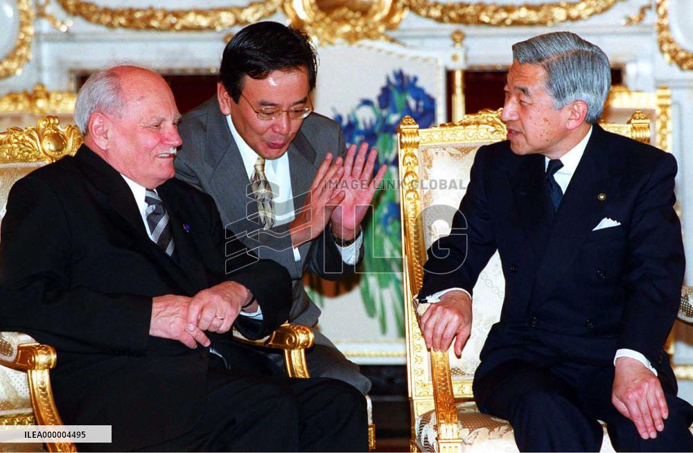 Hungarian president meets with Emperor Akihito