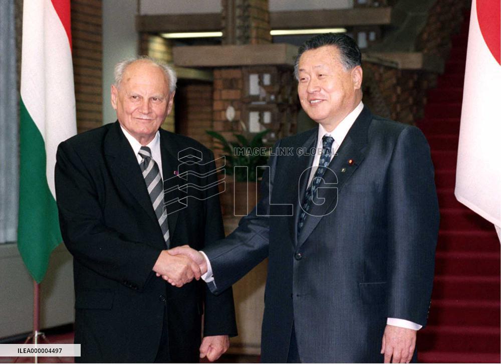 Japan, Hungary agree to boost ties