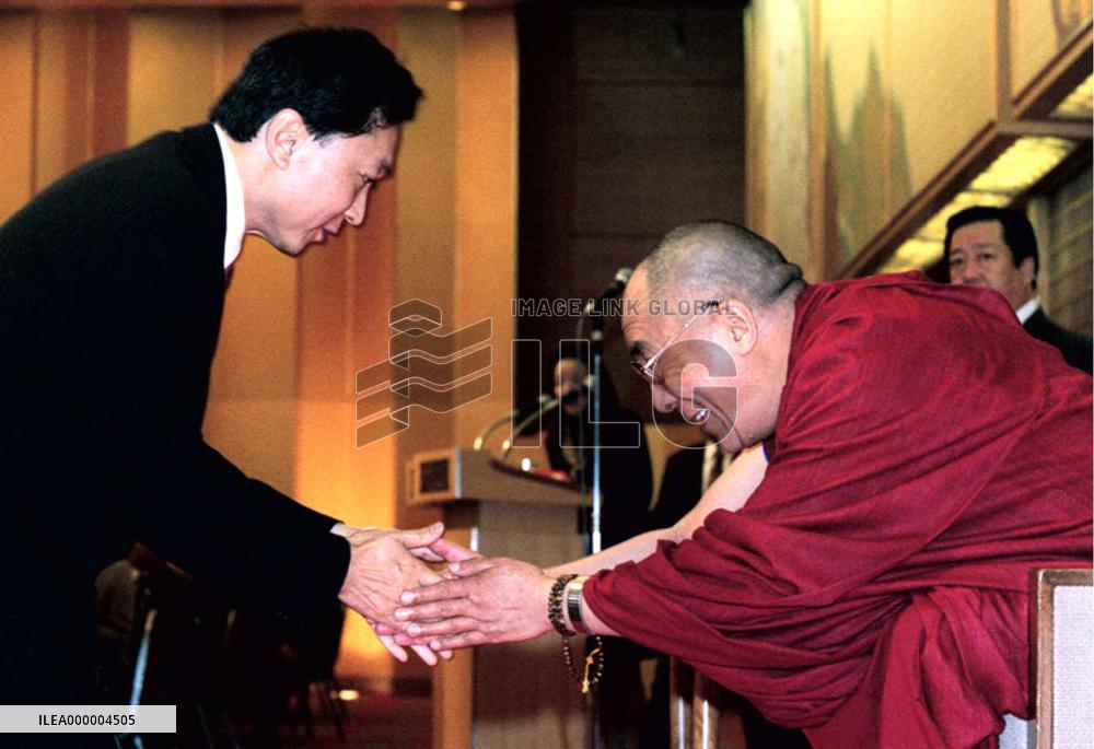 Dalai Lama shakes hands with Hatoyama