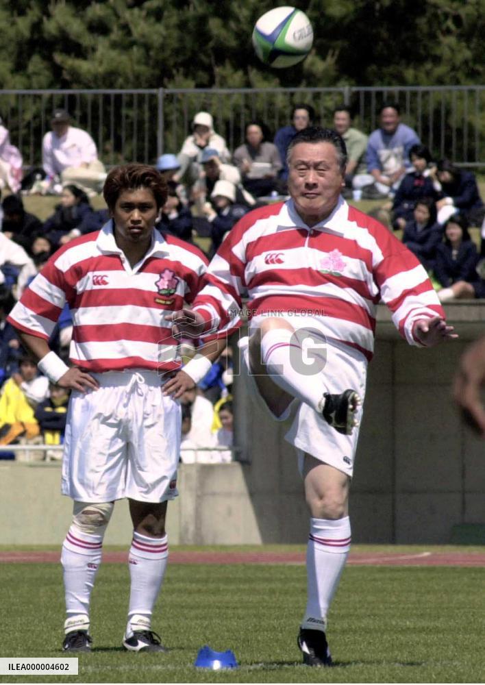 Premier Mori punts at ceremonial kickoff