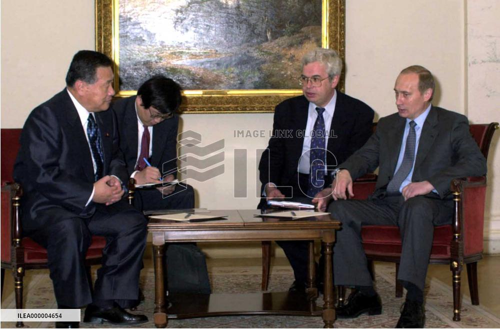Mori, Putin hold talks in St. Petersburg