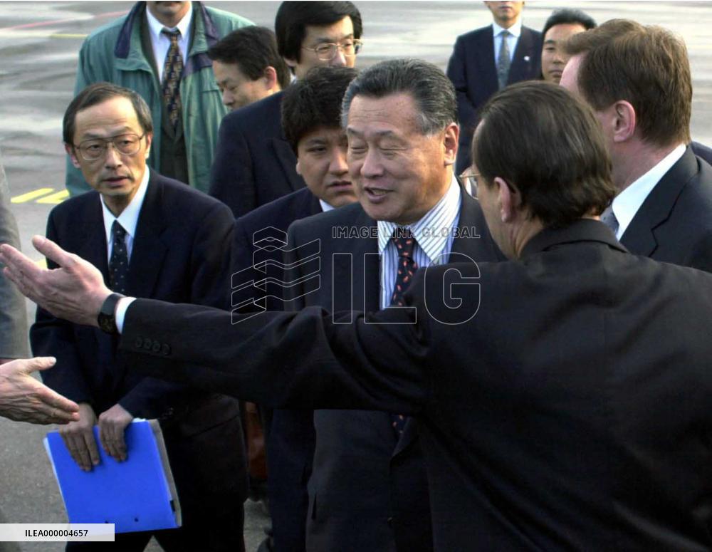 PM Mori arrives in Russia