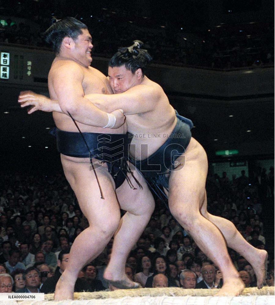 Takanohana opens with win in summer sumo