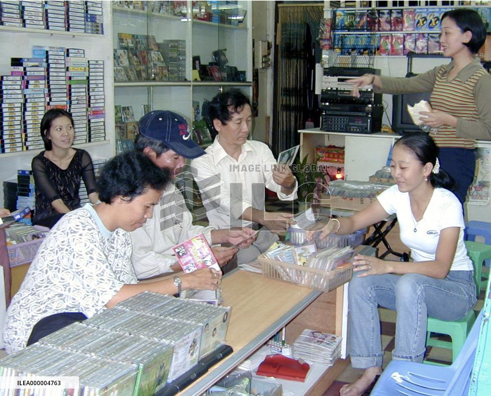 Retailers vexed by pirated CDs in Vietnam