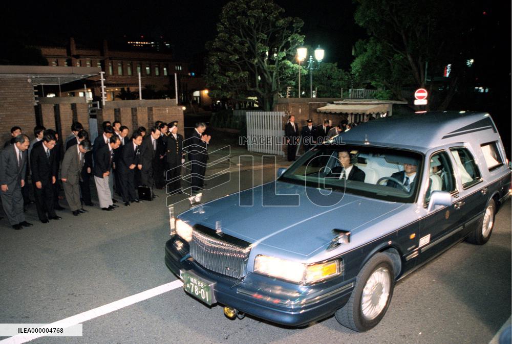 Car carrying body of Obuchi passes by premier's official residen