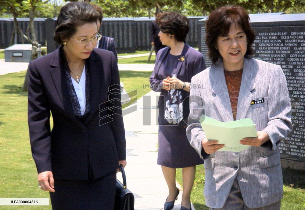 Mori's wife visits Peace Memorial Park in Okinawa