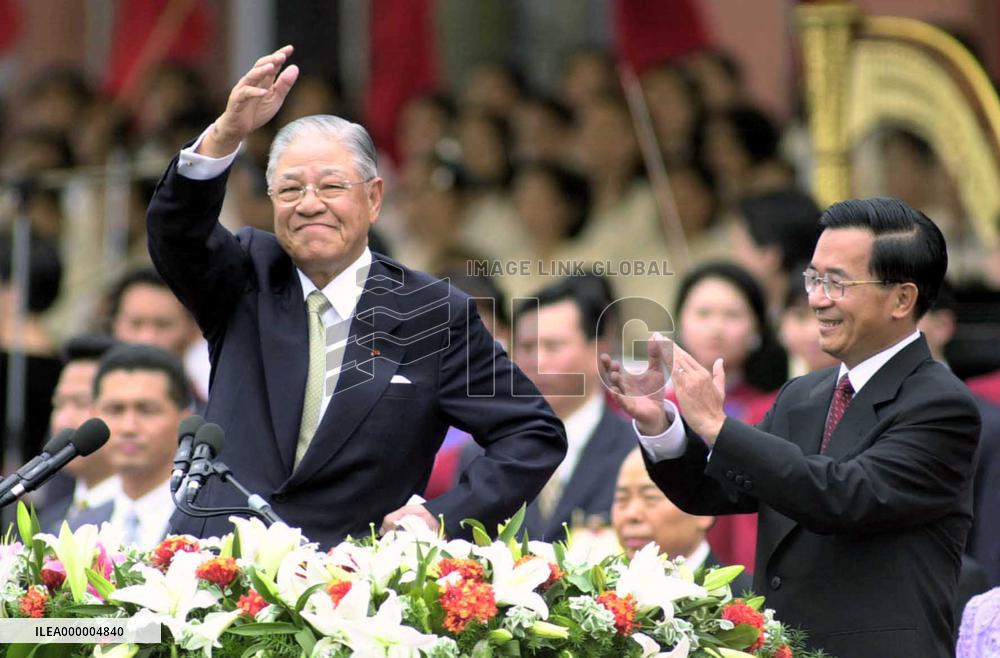 Outgoing Taiwan President Lee Teng-hui waves farewell