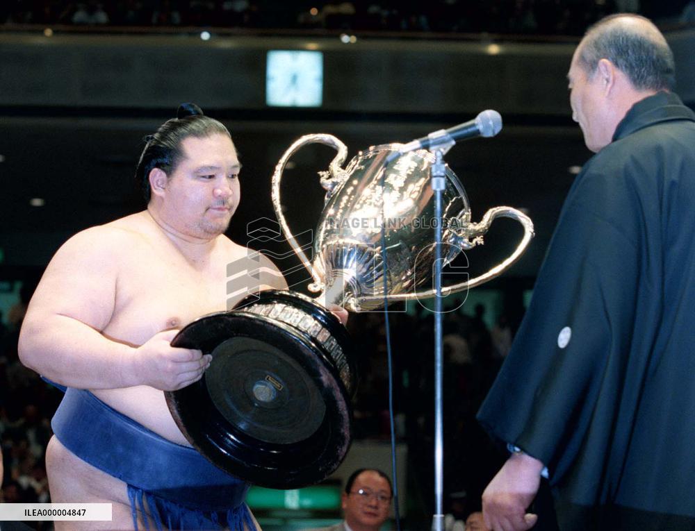 Kaio lifts the Emperor's Cup at summer sumo