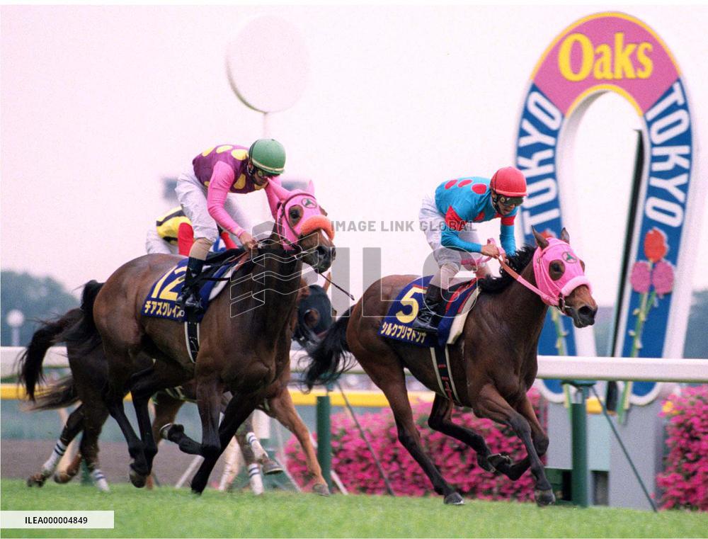 Silk Prima Donna wins Oaks