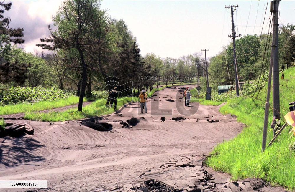 Expert survey roads damaged in eruption of Mt. Usu