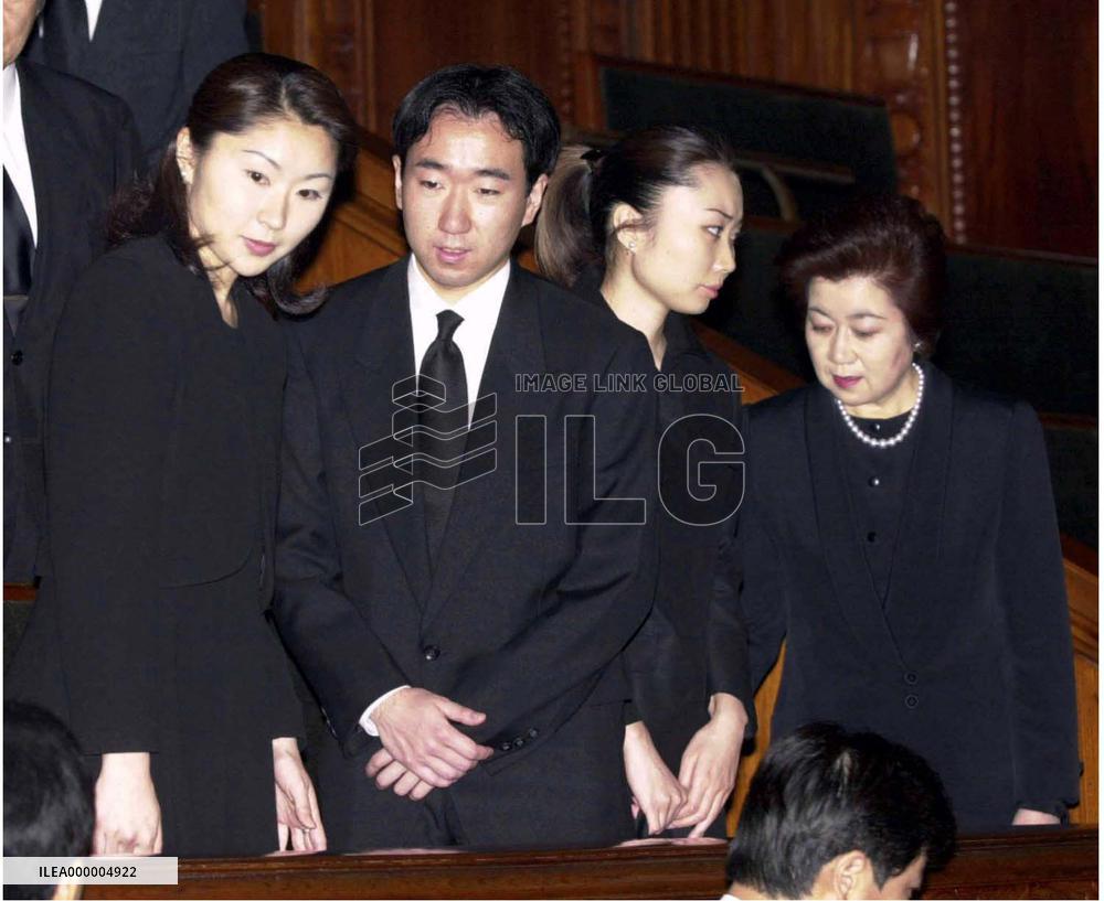 Obuchi's wife, children at Diet to hear eulogy