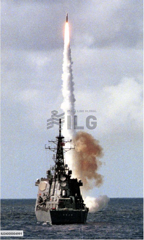 MSDF warship practices firing missiles in RIMPAC 2000