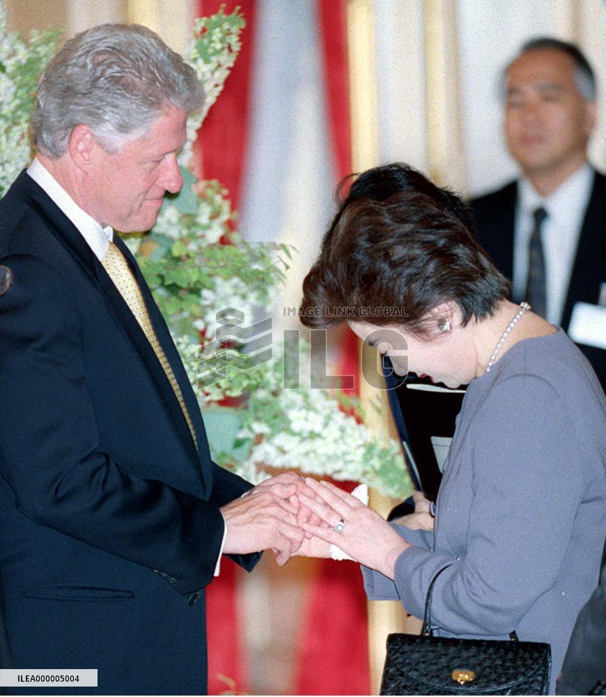 Clinton consoles Obuchi's widow