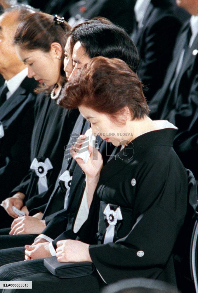 Obuchi's widow mourns late husband at funeral