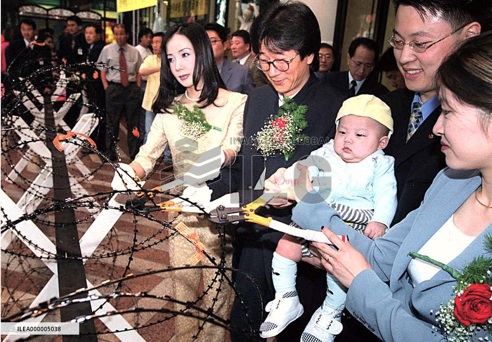 South Koreans cut barbed wire in advance of summit