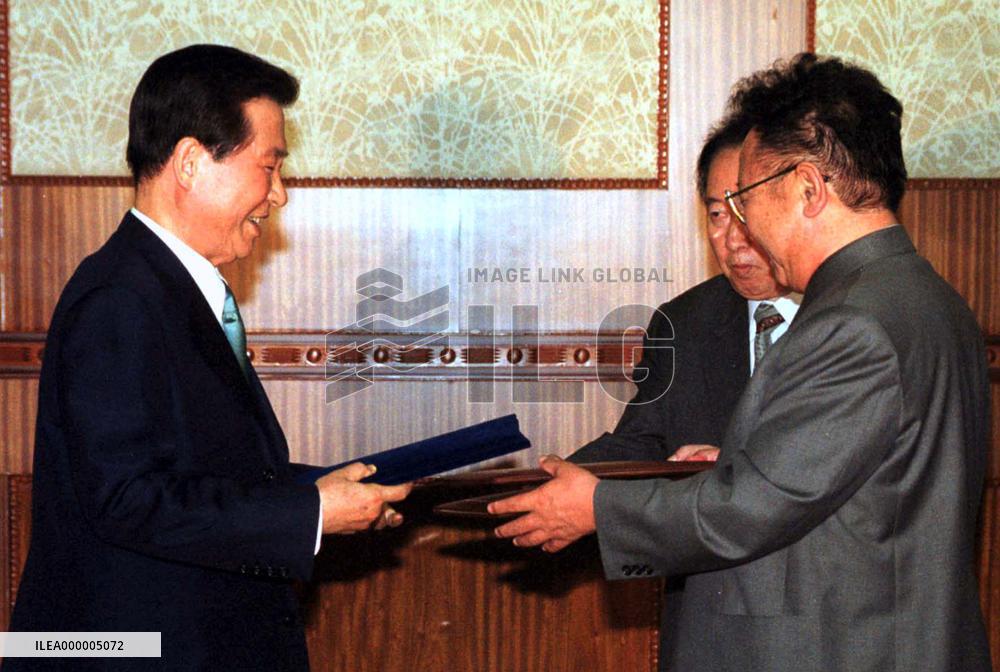 2 Kims exchange pact on working toward reconciliation, unificati