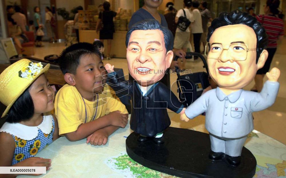 Kim-Kim dolls appear at Seoul department store