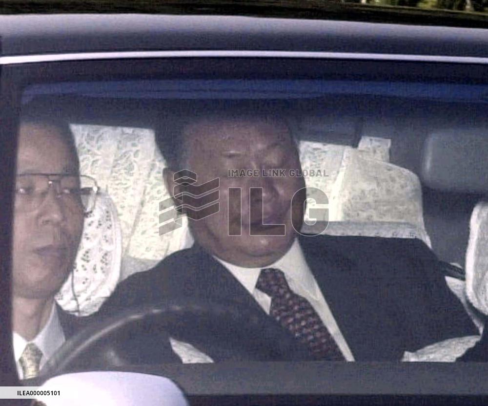 Mori makes sympathy visit to Imperial Palace