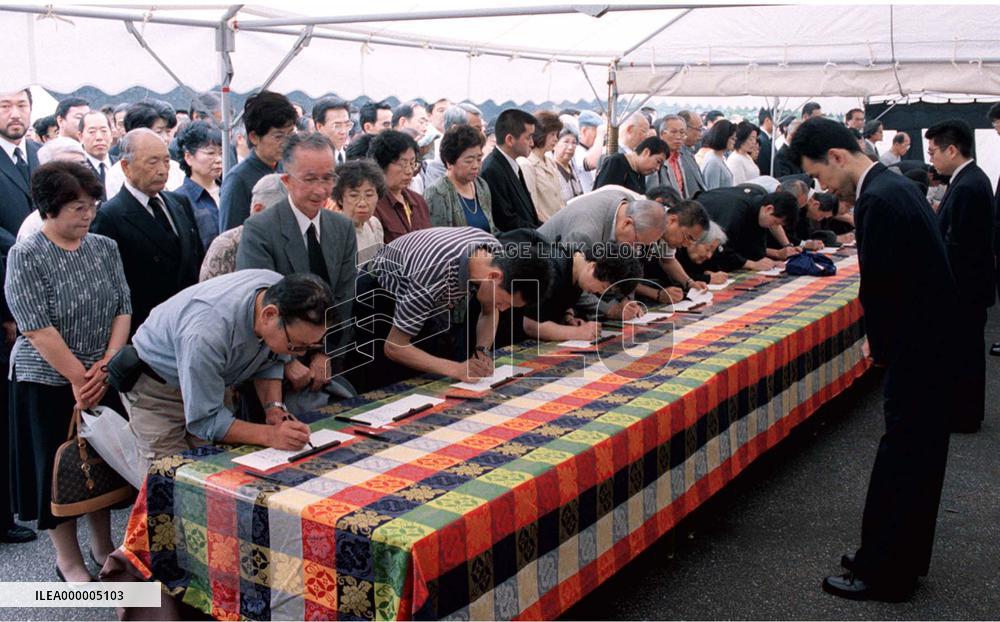 People pay condolence visits to Imperial Palace