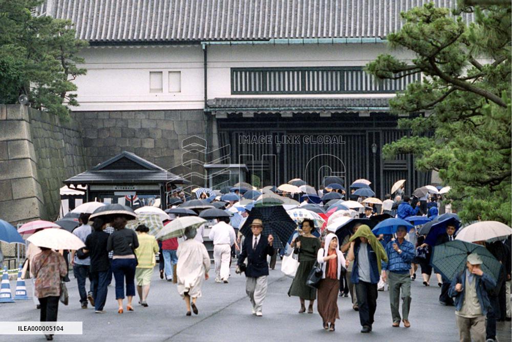 People pay sympathy visits to Imperial Palace