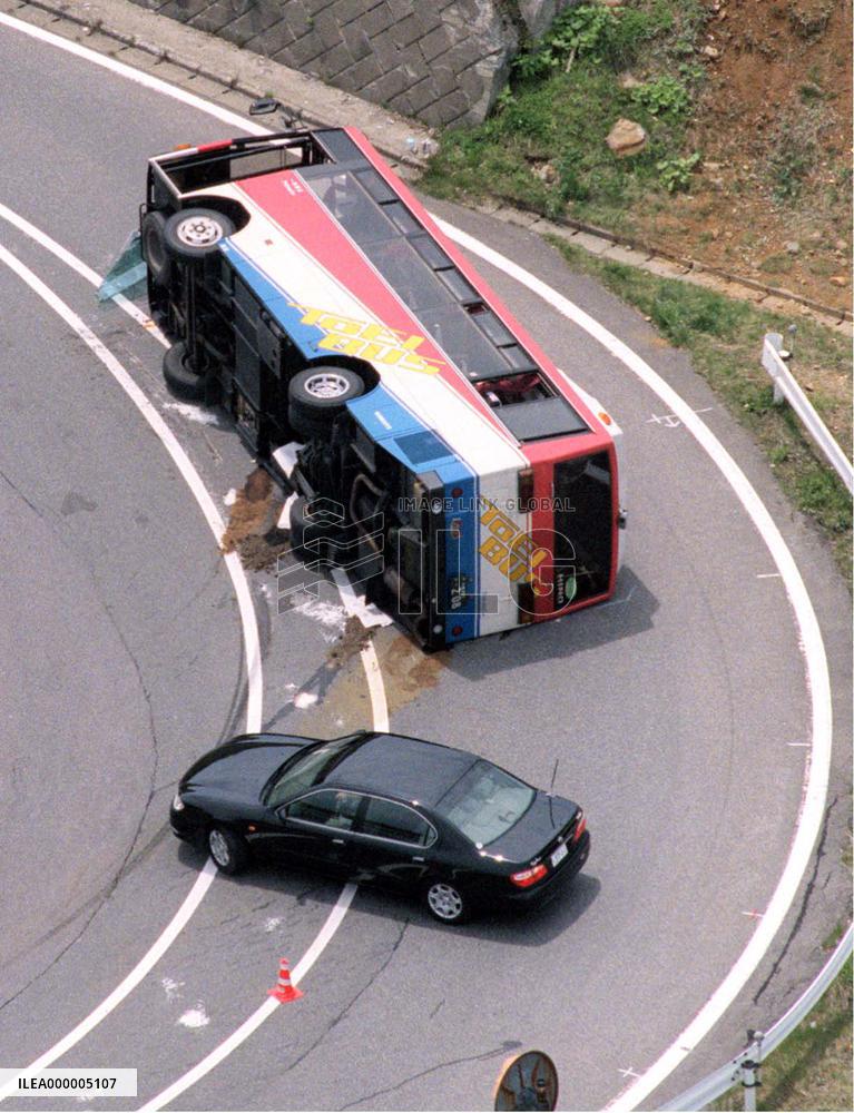 17 tax school trainees hurt in Gunma bus accident